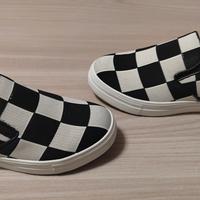 Scarpe bianche e nere