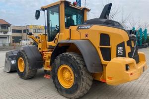 Pala gommata Volvo L70H con pesa