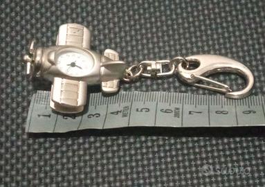 Aereo con orologio e portachiavi