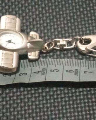 Aereo con orologio e portachiavi
