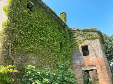 DOGALETTO Rustico immerso nel verde da restaurare