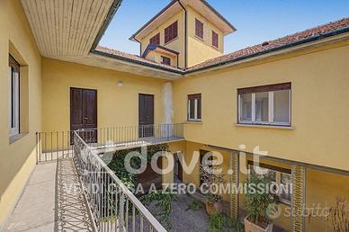 Casa indipendente di 840 m² con più di 5 locali a 
