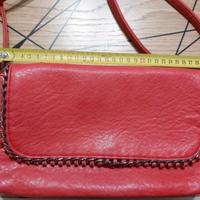 Borsa a tracolla di colore rosso acceso in similp.