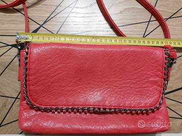 Borsa a tracolla di colore rosso acceso in similp.