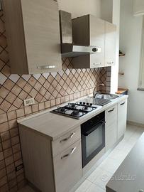 Cucina, divano letto , tavolo e mobili in blocco