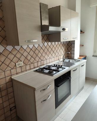 Cucina, divano letto , tavolo e mobili in blocco