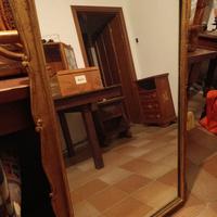 Specchiera con cornice in legno dorato – elegante
