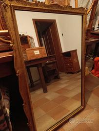 Specchiera con cornice in legno dorato – elegante