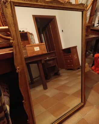 Specchiera con cornice in legno dorato – elegante
