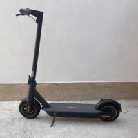 Monopattino elettrico ninebot kickScooter max