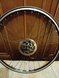 ruota dietro bici da corsa completa di copertone