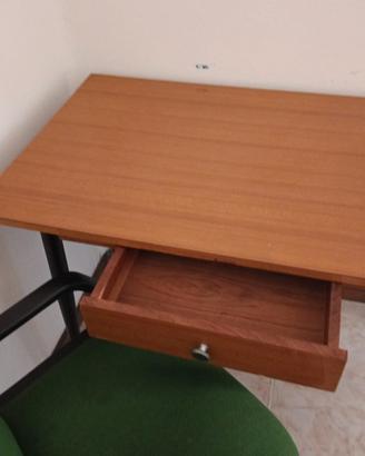 Scrivania vintage con sedia da ufficio