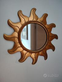 Specchio con cornice dorata 