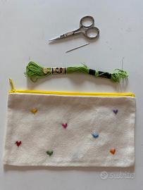 Pochette con cuori ricamati a mano nuova
