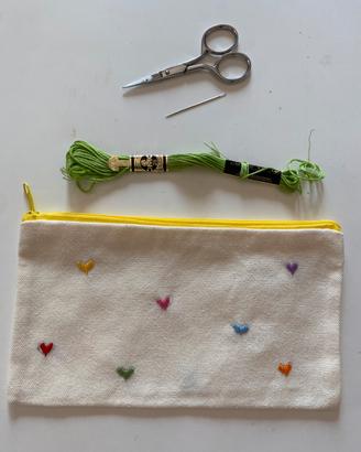 Pochette con cuori ricamati a mano nuova