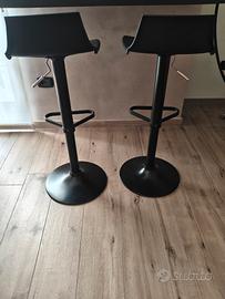 sgabelli neri con base rotonda nera