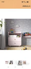 Lettino rosa pallido Ikea e mobile con cassetti