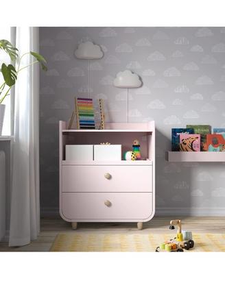 Lettino rosa pallido Ikea e mobile con cassetti