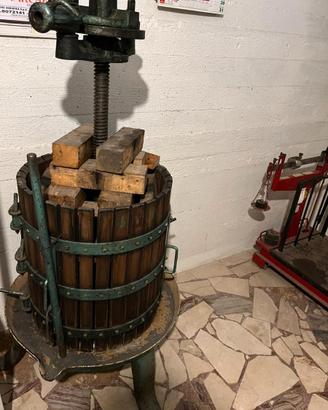 Torchio manuale antico