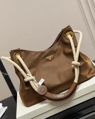 Borsa a tracolla da donna Prada in nylon
