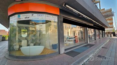 Civitavecchia -- Via Rodi: negozio d'angolo di 262