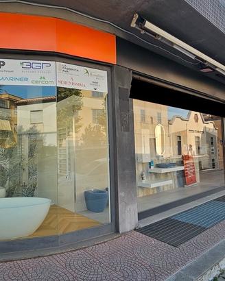 Civitavecchia -- Via Rodi: negozio d'angolo di 262