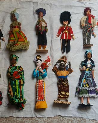 Lotto di 17+2 bambole etniche vintage