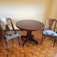Tavolo in legno con sedie vintage