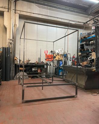 Letto baldacchino in ferro design industriale