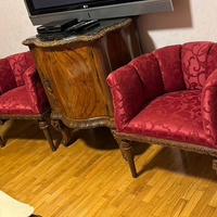 Poltroncine e piccola credenza