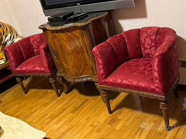 Poltroncine e piccola credenza