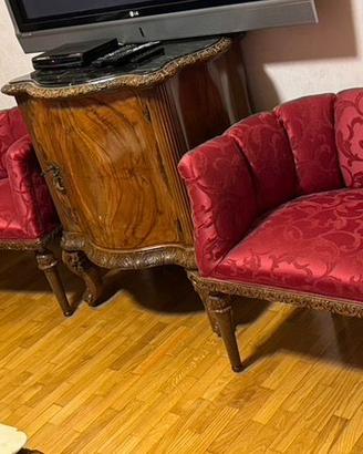 Poltroncine e piccola credenza