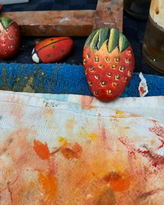 La fragola, sasso di nare dipinto a mano