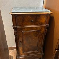 Comodino antico con ripiano in pietra