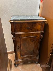 Comodino antico con ripiano in pietra