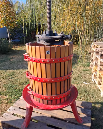 Strettoio macina uva botte