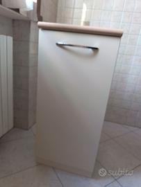 Mobiletto più tavolo e sedie