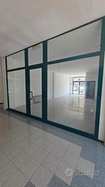 Negozi in piccolo centro commerciale a Montecchio