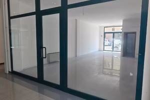 Negozi in piccolo centro commerciale a Montecchio