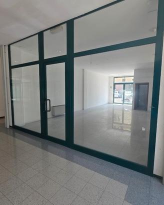 Negozi in piccolo centro commerciale a Montecchio