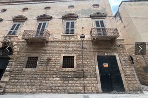 LOCALE COMMERCIALE in centro storico