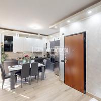 LUMINOSO TRILOCALE CON BALCONE, COMPLETAMENTE RIST