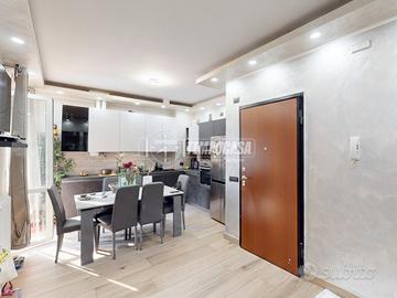 LUMINOSO TRILOCALE CON BALCONE, COMPLETAMENTE RIST