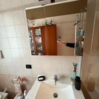 Mobile per  bagno con portabiancheria.