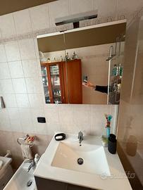 Mobile per  bagno con portabiancheria.