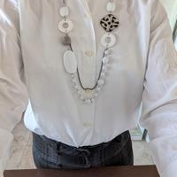 Collana donna bianca e nera in materiale plastico