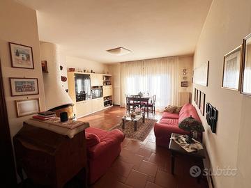Appartamento spazioso con camino, soffitta, garage