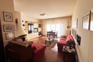 Appartamento spazioso con camino, soffitta, garage