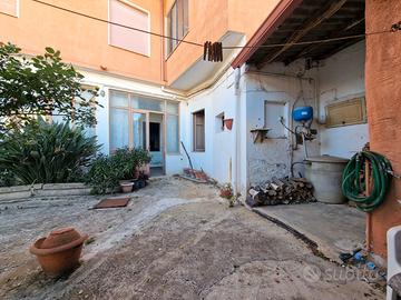 Ampia casa indipendente con cortile