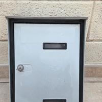 Cassetta postale grigia